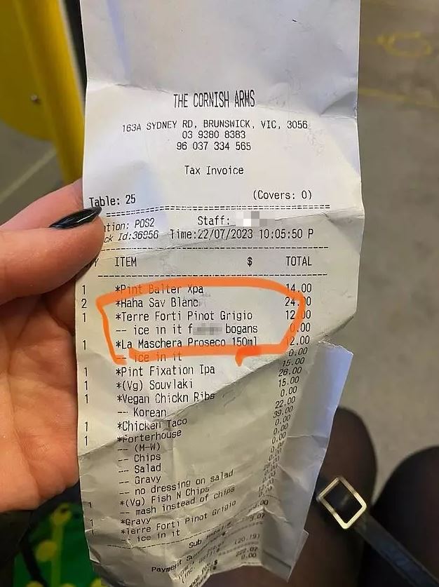 Pubgoer notices a rude message printed on their receipt after their requesting for ice in their wine 1