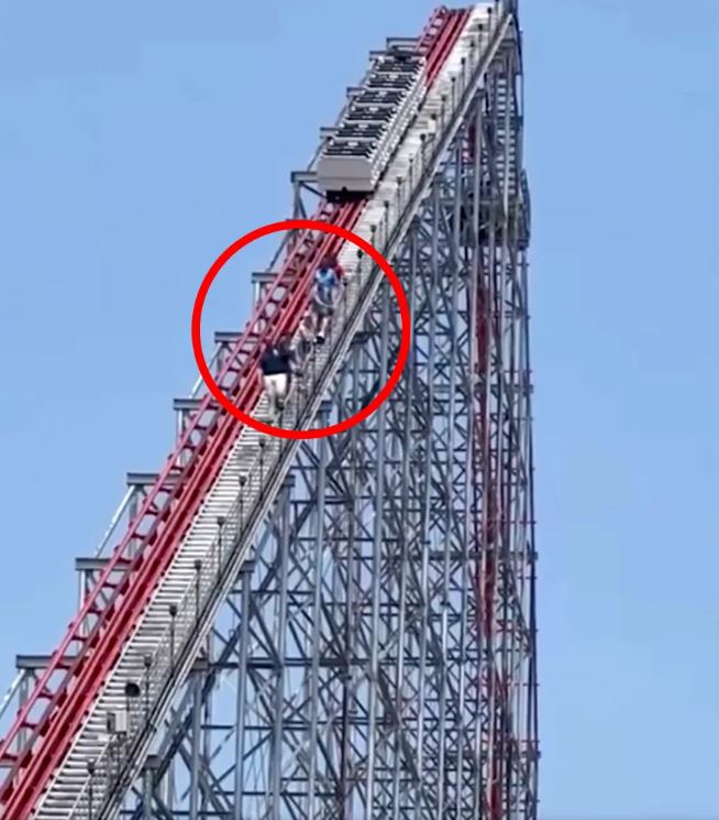 Record-breaking roller coaster stopped in mid-air, forcing riders to walk down a high staircase 200 feet 1