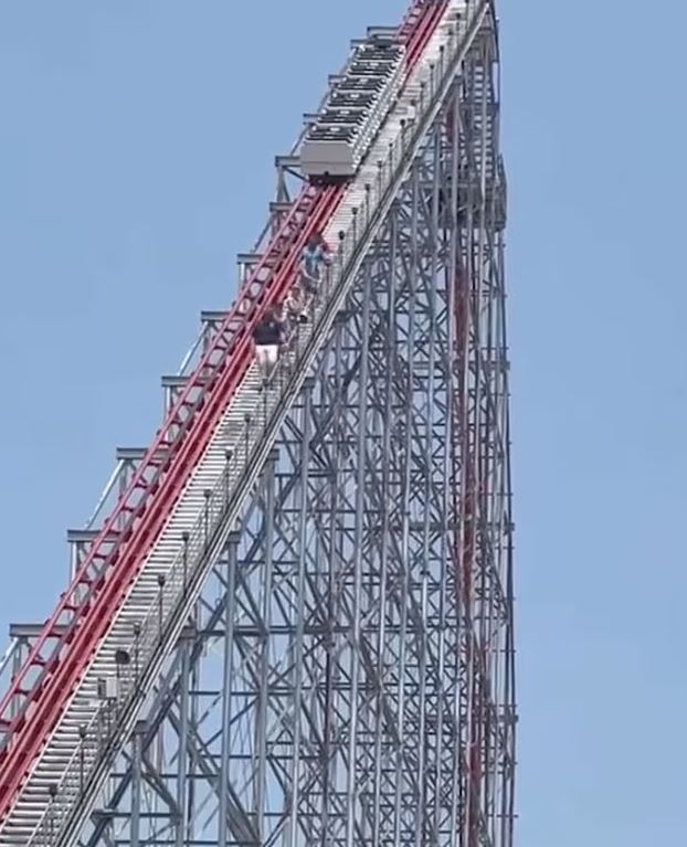 Record-breaking roller coaster stopped in mid-air, forcing riders to walk down a high staircase 200 feet 2