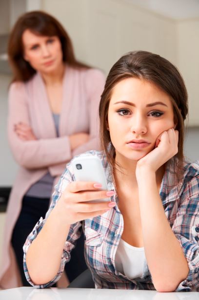 Mom requests 18 years old daughter to contribute £75 a month for bills since she has a job 3