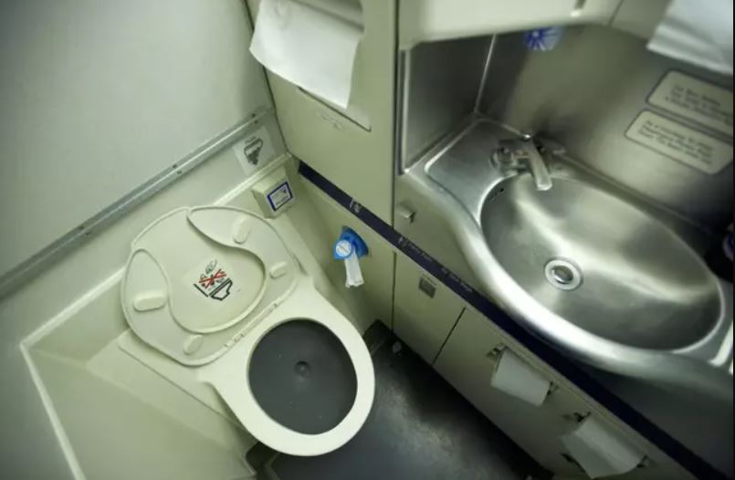 Flight attendant reveals when the worst time to go to the toilet is on a flight 3