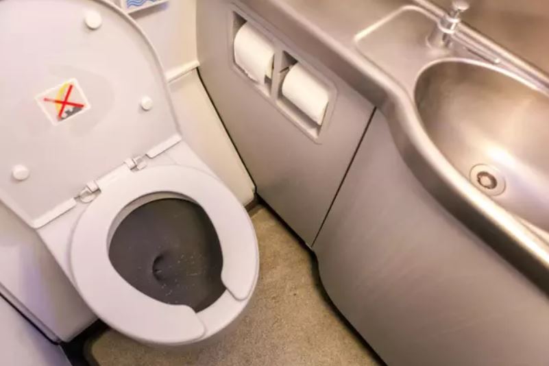 Flight attendant reveals when the worst time to go to the toilet is on a flight 4