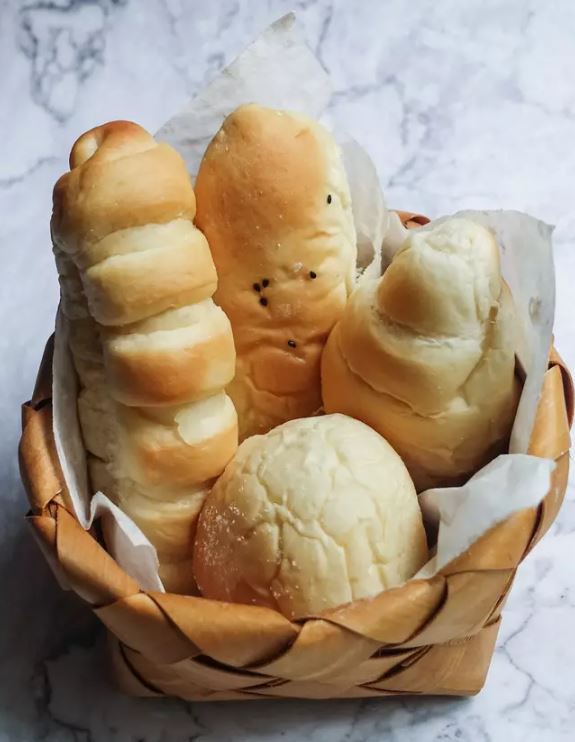 Man reveals the 'real reason' why restaurants always give you FREE bread at the start of the meal 1