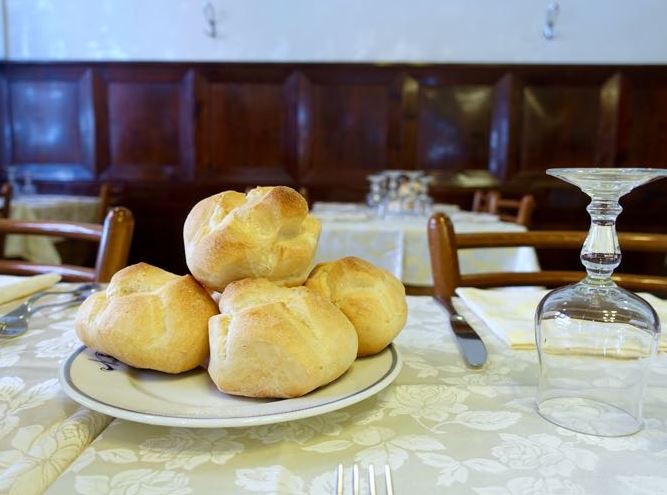 Man reveals the 'real reason' why restaurants always give you FREE bread at the start of the meal 3