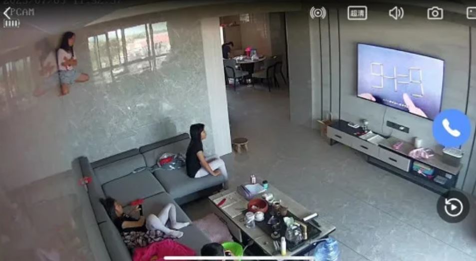 Mom spots her daughter 'stuck' to the walls while watching TV 1
