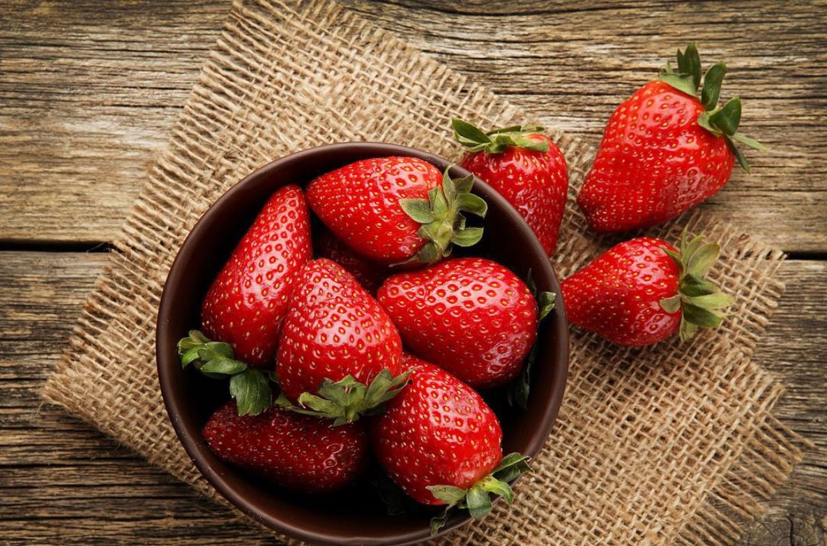 People are just realizing white dots on strawberries are not strawberry seeds 2