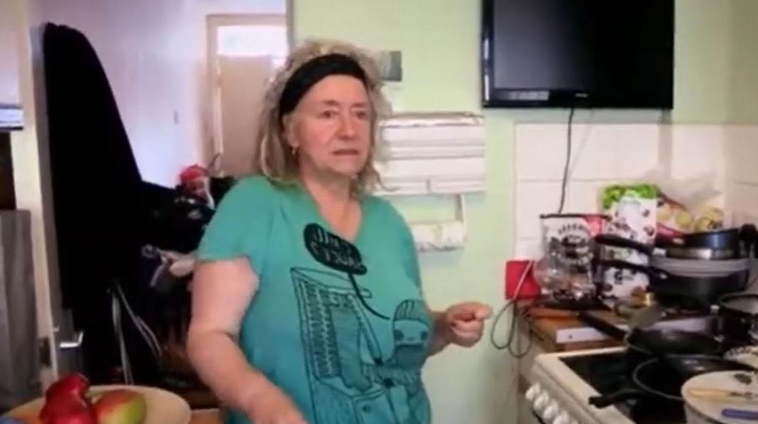 Woman who hasn't cleaned her home for 9 years leaves cleaning fanatic feeling 'sick' when she walks into her home 2