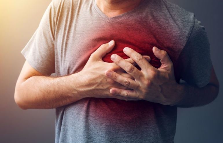 Doctor explains the reasons behind the random chest pains you get 6