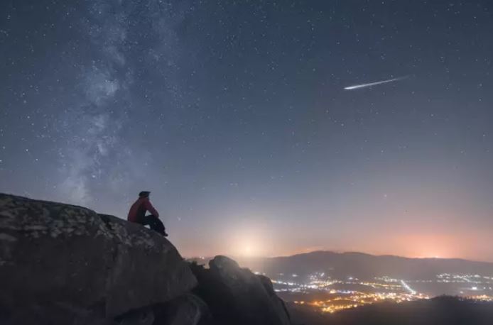 Tonight's sky to light up with 100 shooting stars every hour 3