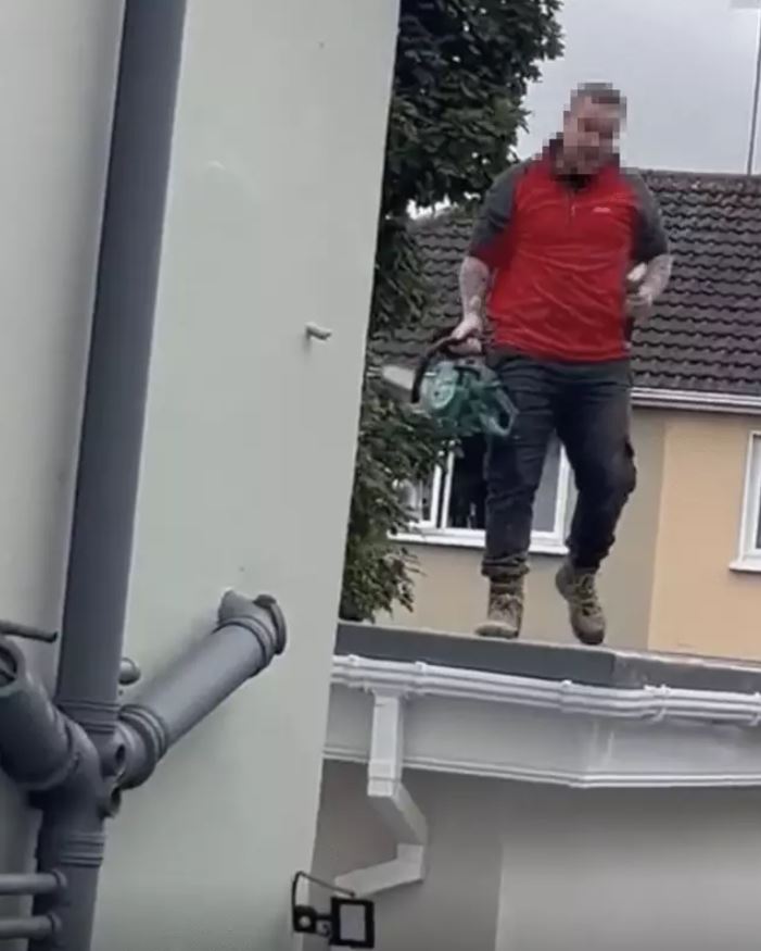 Furious builder gets revenge with CHAINSAW after 'not being paid for' his work 3