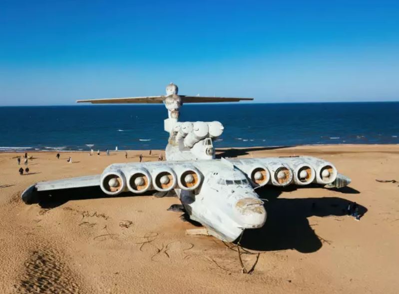 Unique plane larger than Boeing 747 discovered abandoned on beach 2