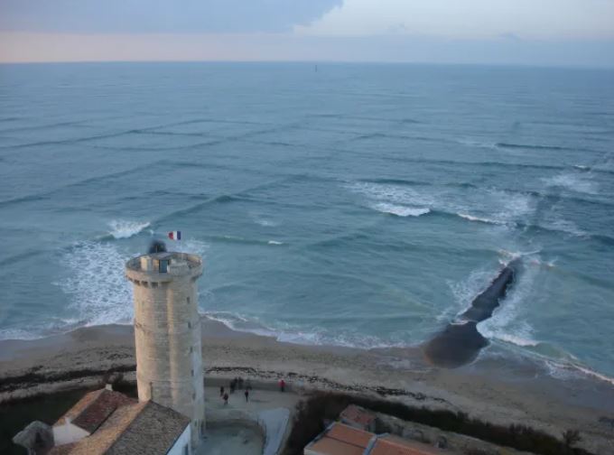 Rare footage of square waves that are so dangerous you should get out of the sea immediately 2