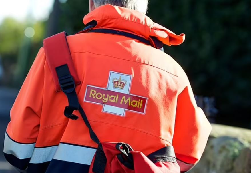 Postmen suspended by Royal Mail for 'having cups of tea in pub on their break' 1