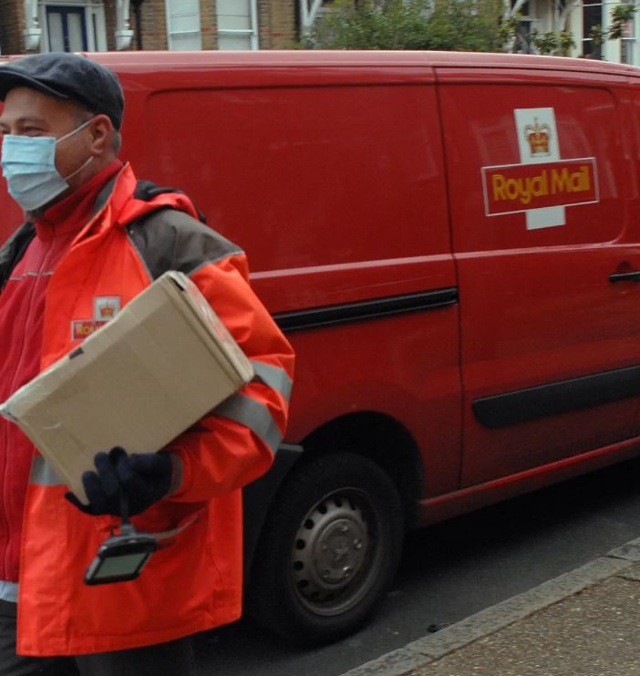 Postmen suspended by Royal Mail for 'having cups of tea in pub on their break' 3