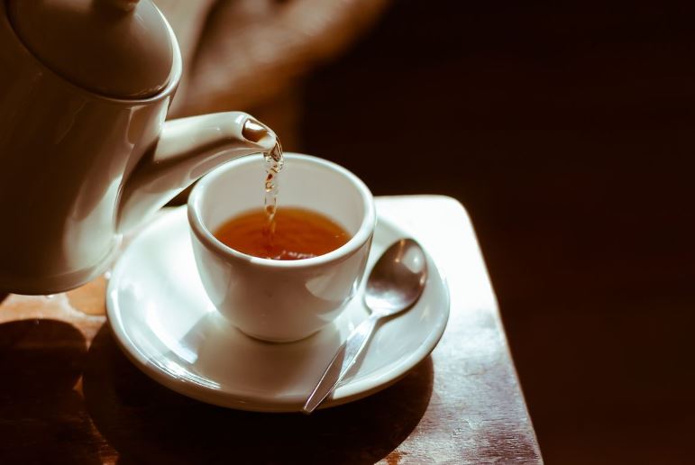 Postmen suspended by Royal Mail for 'having cups of tea in pub on their break' 4