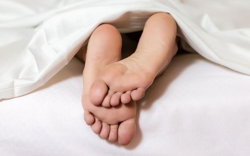 Here's the reason why we rub our feet together when we're falling asleep 1