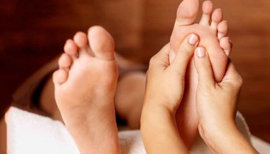 Here's the reason why we rub our feet together when we're falling asleep 2