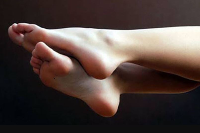 Here's the reason why we rub our feet together when we're falling asleep 3