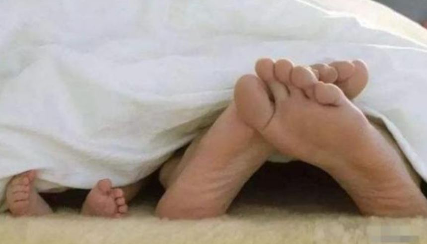 Here's the reason why we rub our feet together when we're falling asleep 4