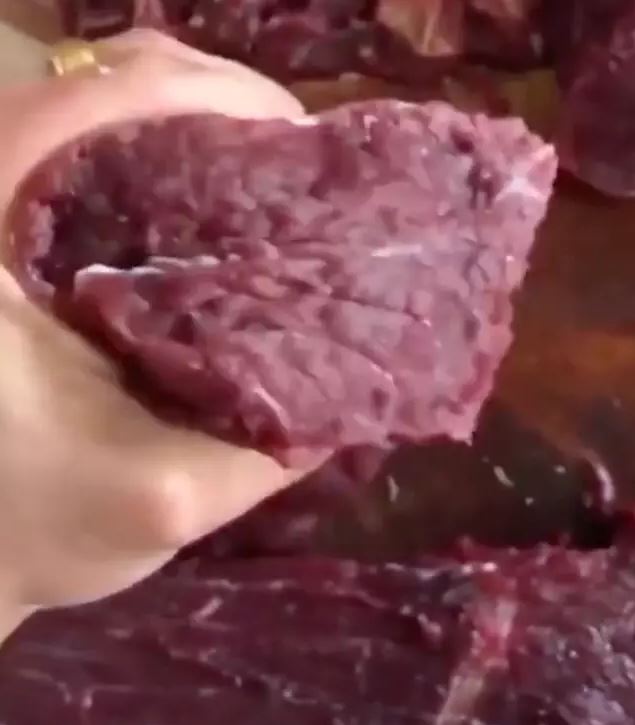 Video showing freshly cut meat SPASMING is turning people into vegetarians 1