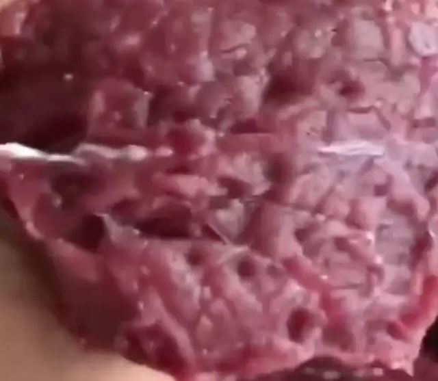 Video showing freshly cut meat SPASMING is turning people into vegetarians 2