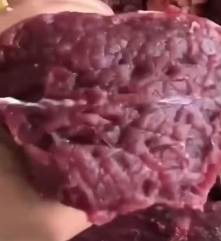 Video showing freshly cut meat SPASMING is turning people into vegetarians 4