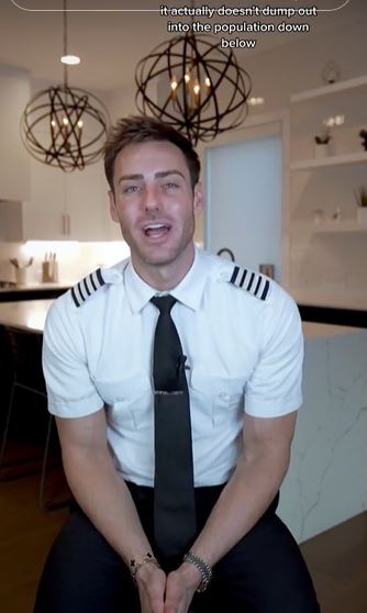 Pilot reveals what happens after you flush a toilet on an airplane 3