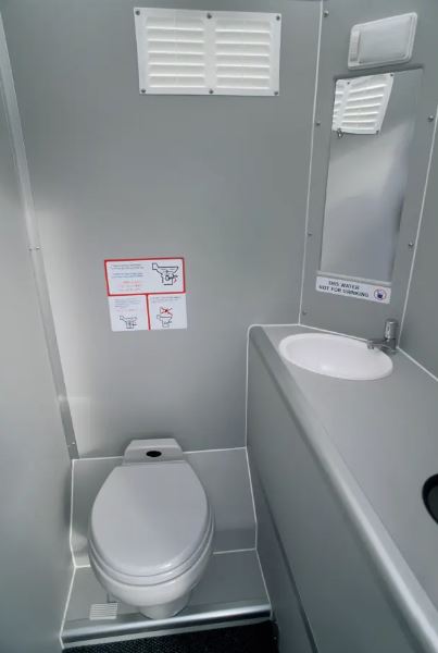 Pilot reveals what happens after you flush a toilet on an airplane 4