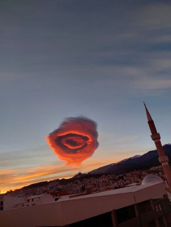 Incredible UFO-like cloud forms as spotted in the sky, leaving onlookers amazed 1