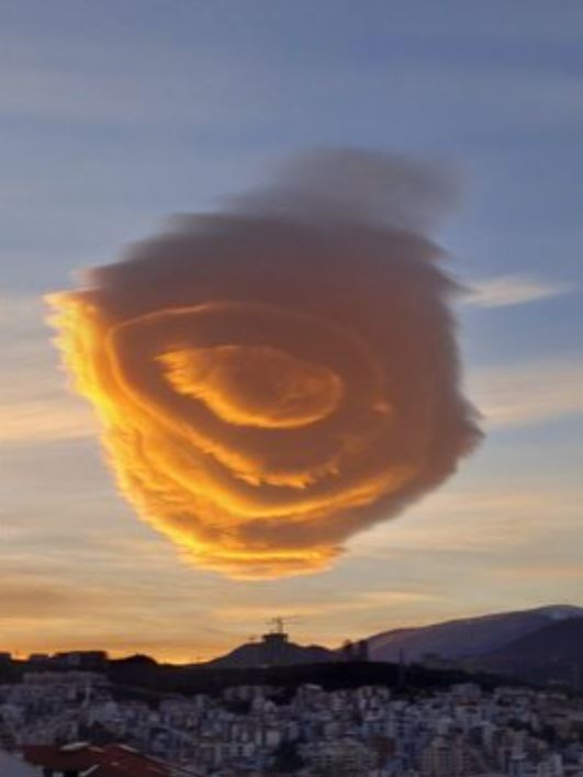 Incredible UFO-like cloud forms as spotted in the sky, leaving onlookers amazed 3