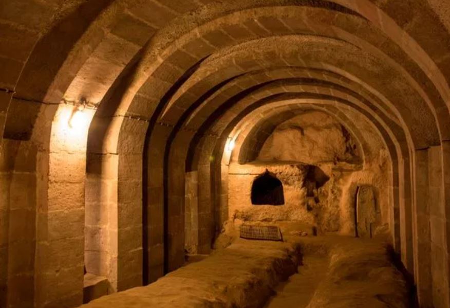 Man finds entire incredible underground city that runs 18 storeys deep under his basement 3