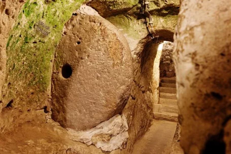 Man finds entire incredible underground city that runs 18 storeys deep under his basement 5