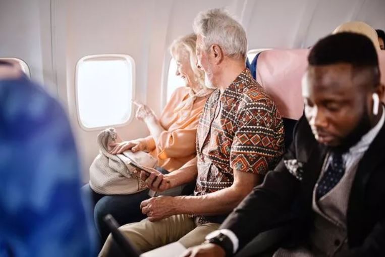 Man refused to switch plane seats for elderly couple on plane because he paid extra to sit there' 1