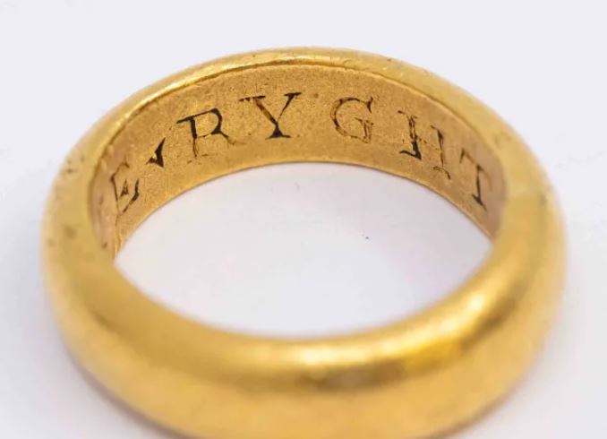Metal detectorist unearths a 460-year-old posy ring that bearing mystery message 3