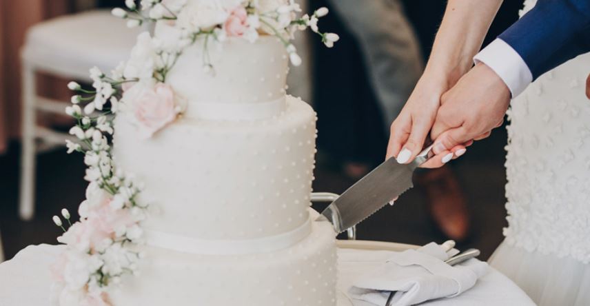 Wedding guest cuts first slice of bride and groom's cake, thinking it was normal dessert 3