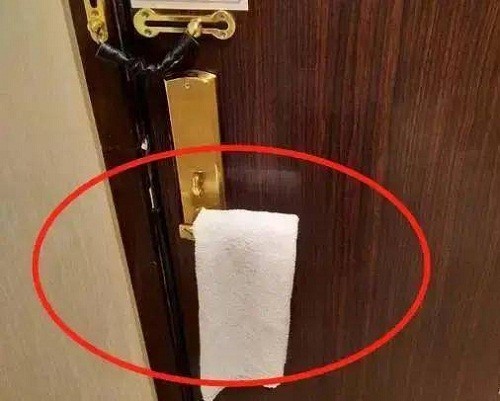 Here's the reason why hang wet towels on the door handle of the hotel? 2