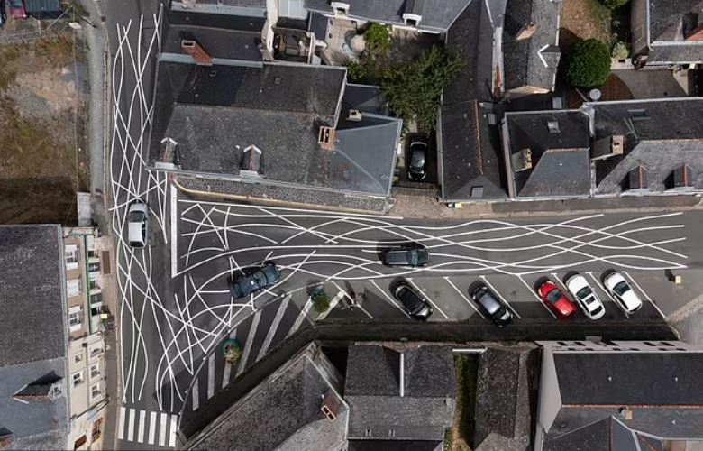 Village paints 'SQUIGGLY LINES' on roads to stop cars driver from speeding 3