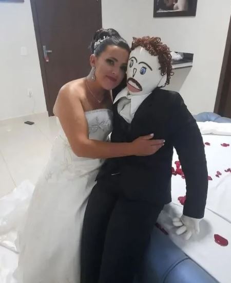 Brazilian woman marries ragdoll reveals they've welcomed a 'child' together after 'getting married' 4