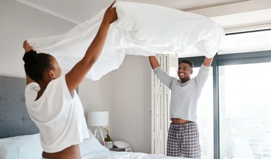 Experts warn how often you should remove your bed sheets before washing them 1