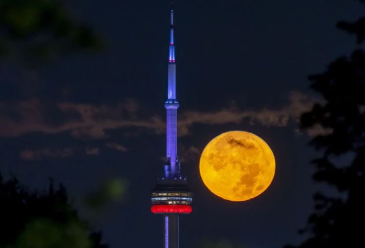 Incredible photos show the extremely rare super blue moon rising around the world 1