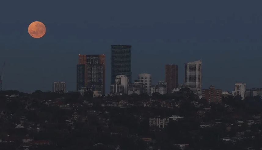 Incredible photos show the extremely rare super blue moon rising around the world 2 Incredible photos show the extremely rare super blue moon rising around the world 2
