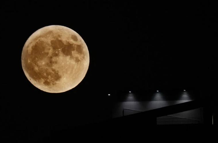 Incredible photos show the extremely rare super blue moon rising around the world 6