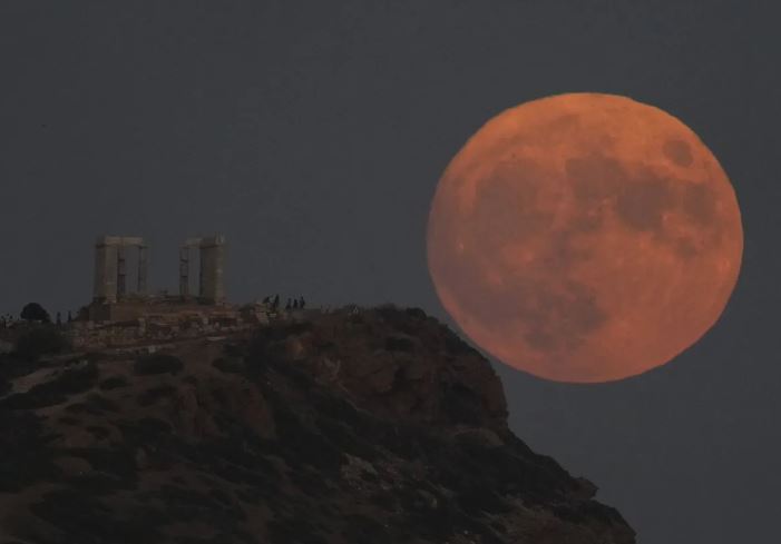 Incredible photos show the extremely rare super blue moon rising around the world 7
