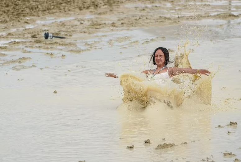 Hundreds of three-eyed 'dinosaur shrimp' wake up at Burning Man 5