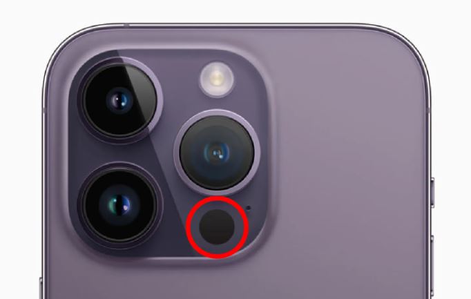 People are just realizing what the mysterious black circle on the back of your iPhone does 2