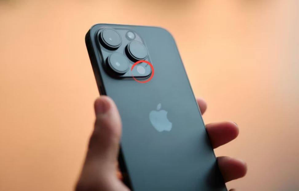 People are just realizing what the mysterious black circle on the back of your iPhone does 3