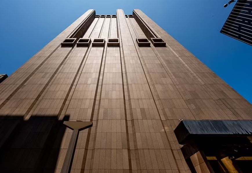 There's a mystery skyscraper with NO windows looming 40 stories tall in the middle of New York City and no one knows what it's used for 2