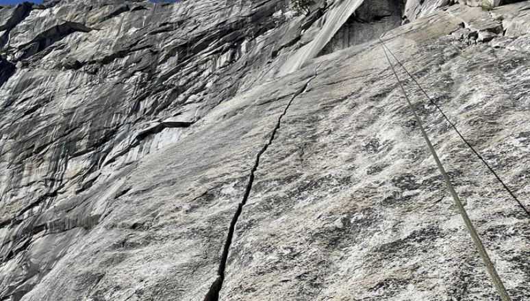 A new crack has appeared in a rock in Yosemite, and it's huge 3