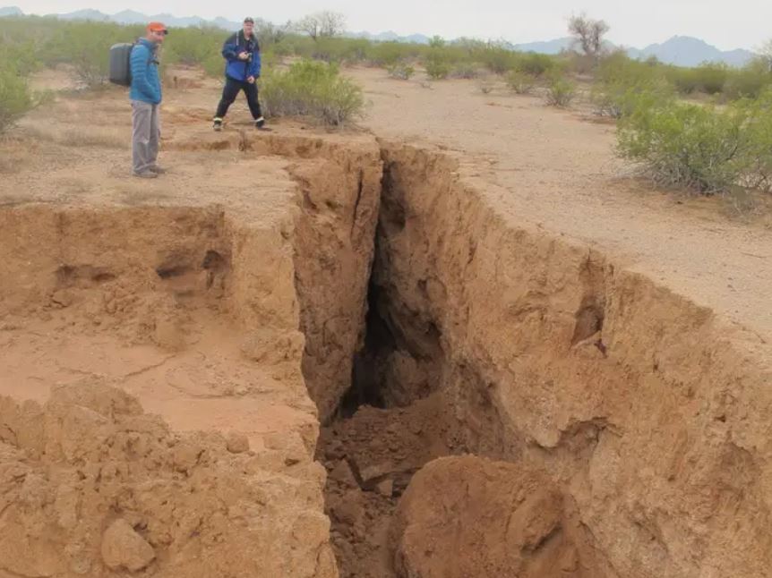 Giant fissures are opening up in the US, they are not naturally occurring 6 Giant fissures are opening up in the US, they are not naturally occurring 6