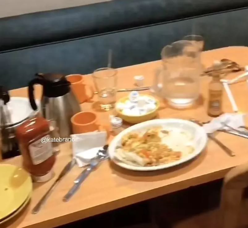 Server sparks debate after sharing video revealing how groups of Boomers and Gen Z'ers leave their tables at her restaurant 1